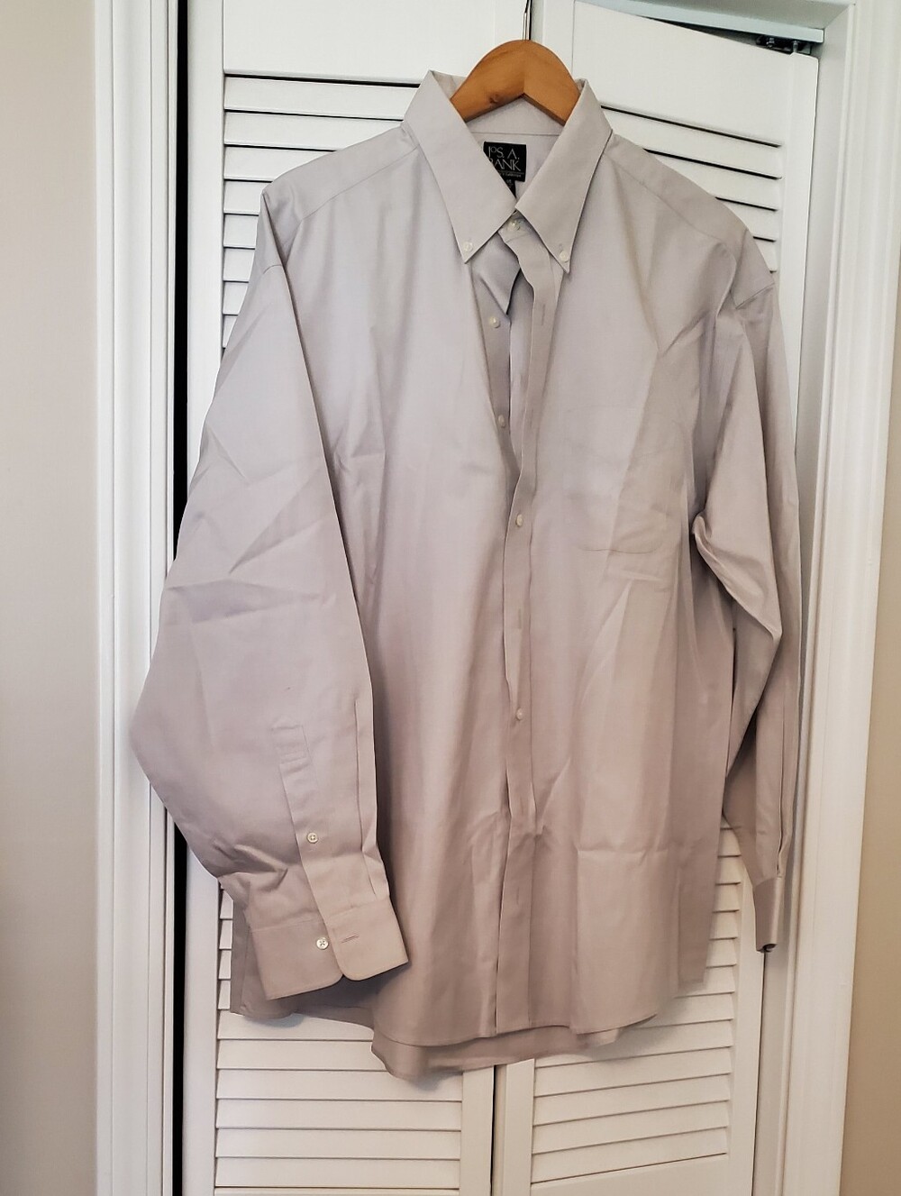 Jos. A. Bank Men's Light Gray Button-Up Dress Shirt